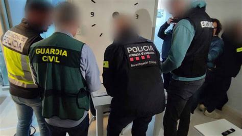 redada manlleu|Un dispositivo de cuatro cuerpos policiales en Manlleu .